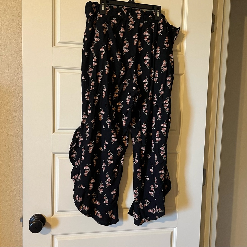 Meltose and Market 
Large , black floral pant, drawstring